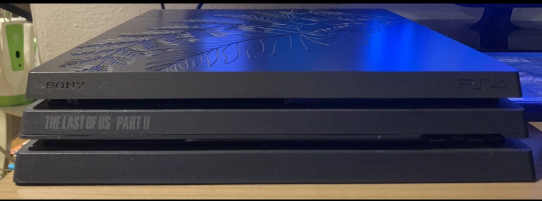 # PS4 Pro 1 tb Limited Edition The Last Of Us 2 ottime condizioni